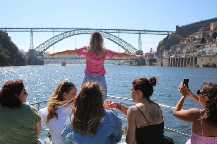 Porto: Luxury Yacht Cruise – 7 Bridges with Wine Tasting & Snacks