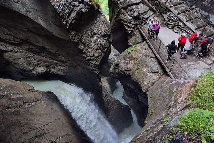 Discover Lauterbrunnen with CHEESE & CHOCOLATE