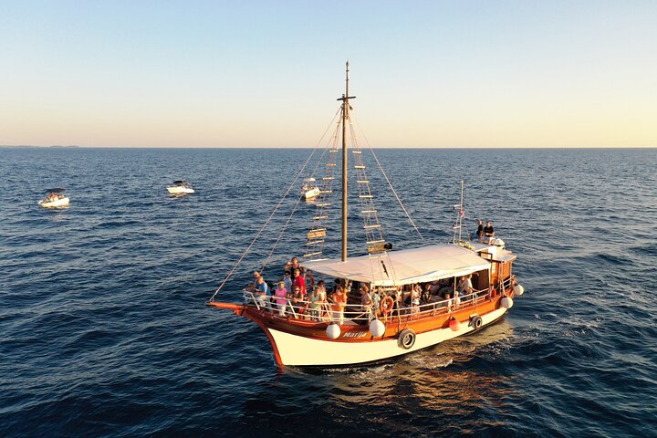 Lim Bay and Pirate Cave with Lunch Boat Tour from Porec