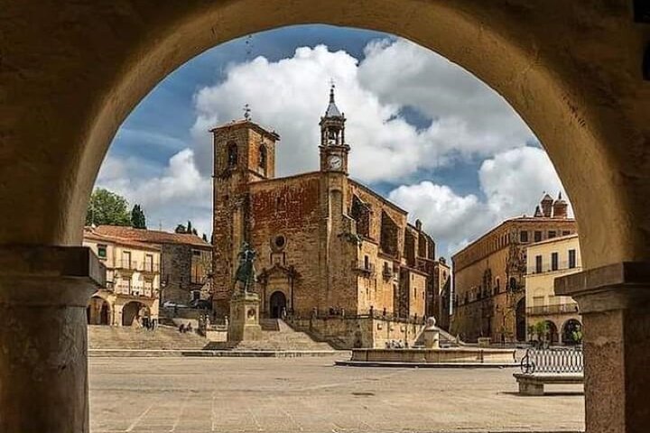 OFFICIAL TOUR TRUJILLO Historical Legendary and Monumental