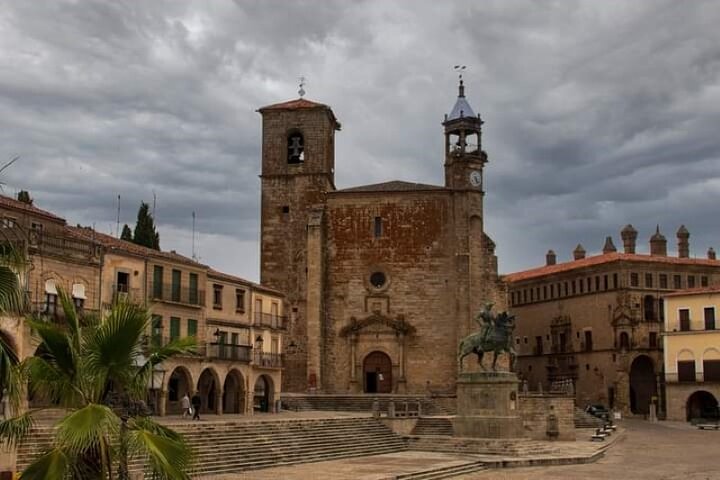 OFFICIAL TOUR TRUJILLO Historical Legendary and Monumental