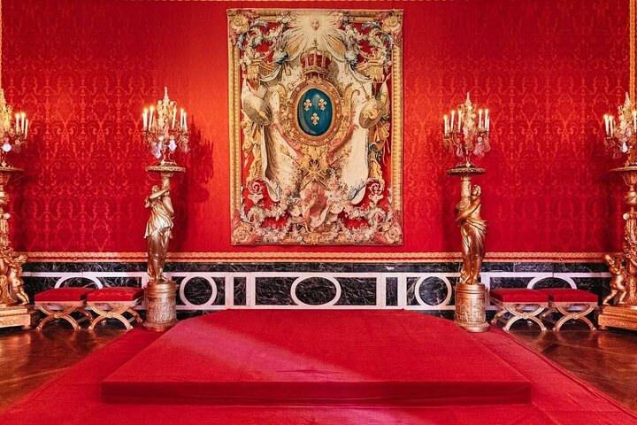 Versailles Palace Guided Tour with Reserved Entry