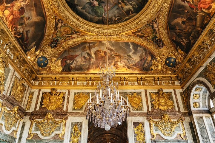 From Paris: Versailles Palace Live Tour with Gardens Access