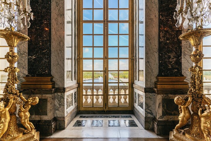 Versailles Palace Guided Tour with Reserved Entry
