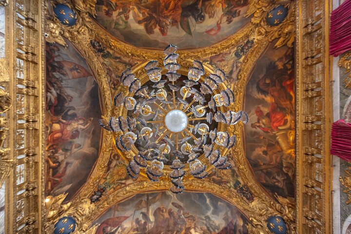 Versailles Palace Guided Tour with Reserved Entry
