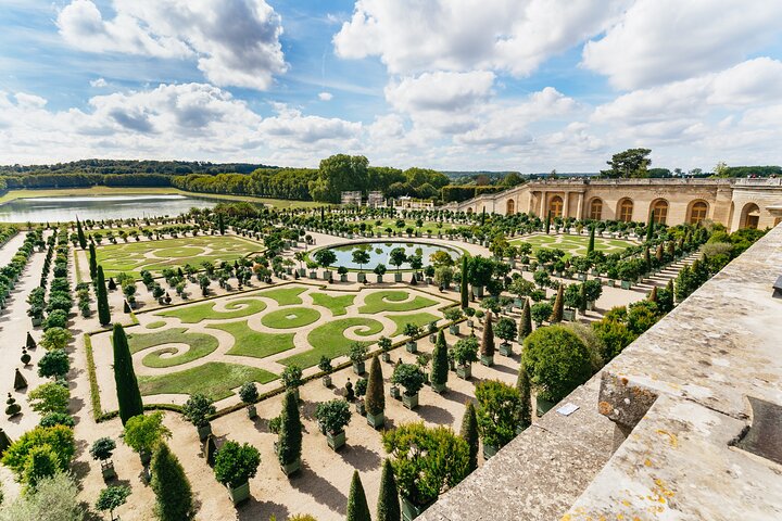 From Paris: Versailles Palace Live Tour with Gardens Access
