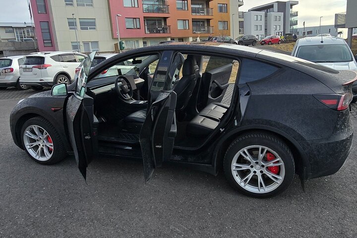 Keflavik Airport: One-way Private Transfer to/from Reykjavik