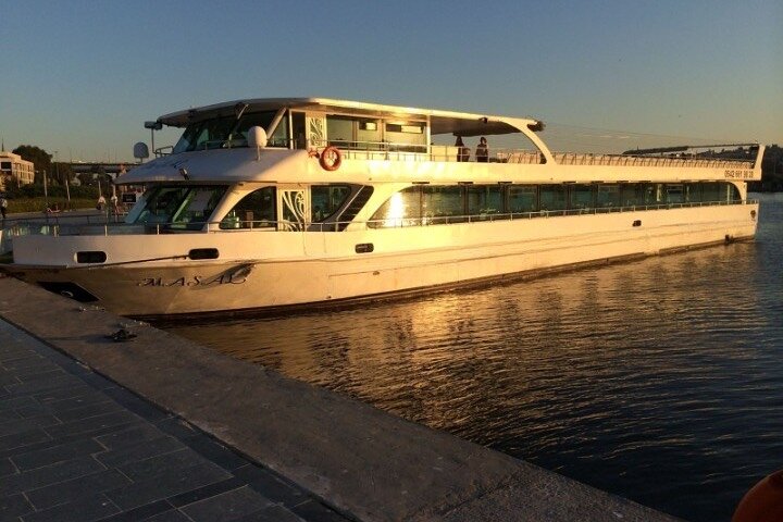 İstanbul Mega Lüfer Dinner Cruise Bosphorus and Show - Pvt. Table