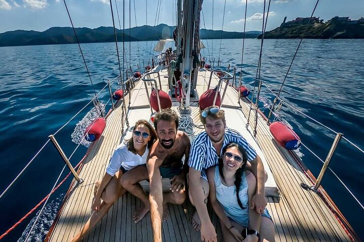 Sailing trip on the Secche della Meloria with aperitif and lunch