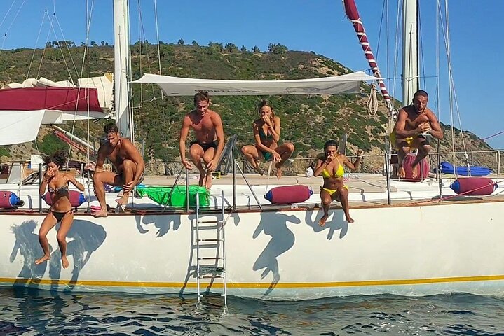 Sailing trip on the Secche della Meloria with aperitif and lunch