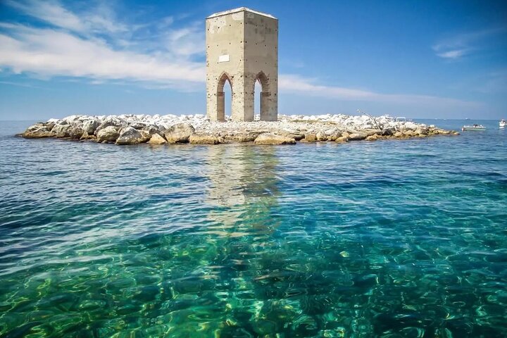 Sailing trip on the Secche della Meloria with aperitif and lunch