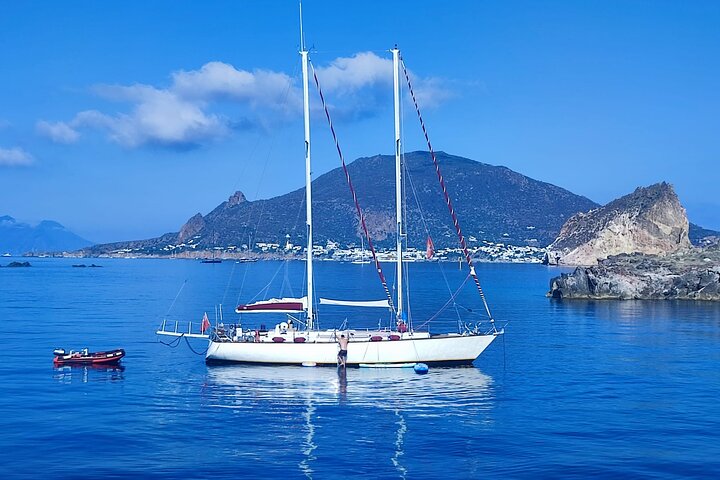 Sailing trip on the Secche della Meloria with aperitif and lunch