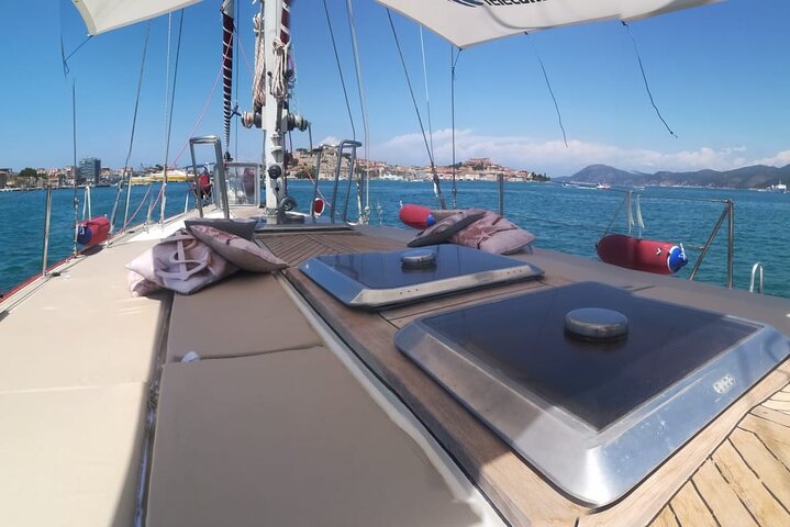 Sailing trip on the Secche della Meloria with aperitif and lunch