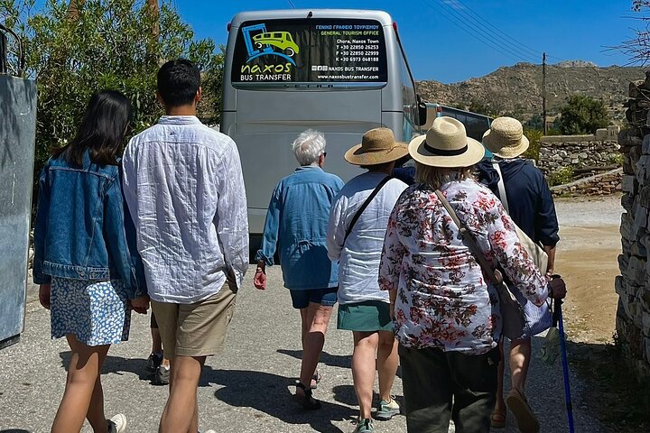 Naxos Highlights Bus Tour with Free Time for Lunch at Apeiranthos