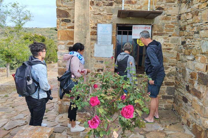 Naxos Highlights Bus Tour with Free Time for Lunch at Apeiranthos