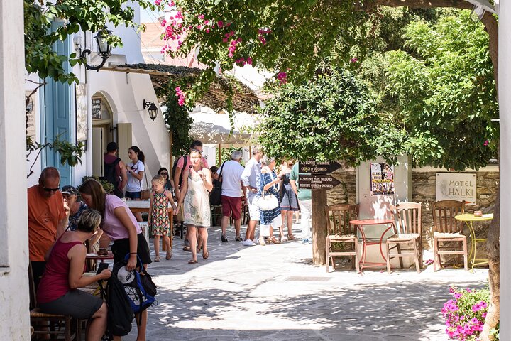Naxos Highlights Bus Tour with Free Time for Lunch at Apeiranthos