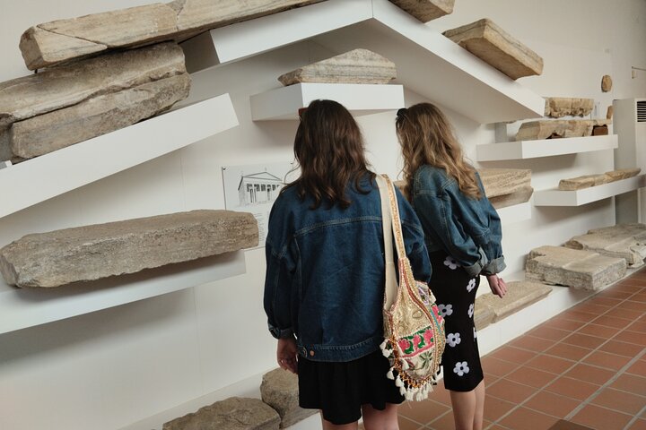 Naxos Highlights Bus Tour with Free Time for Lunch at Apeiranthos