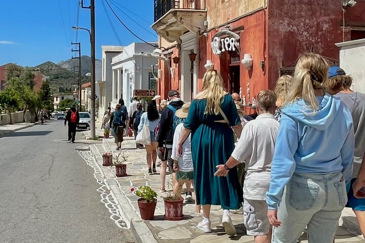 Naxos Highlights Bus Tour with Free Time for Lunch at Apeiranthos