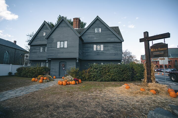 Small Group Day Trip to Salem and Hammond Castle from Boston
