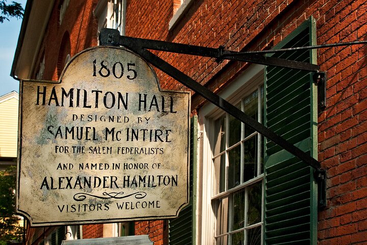 Small Group Day Trip to Salem and Hammond Castle from Boston