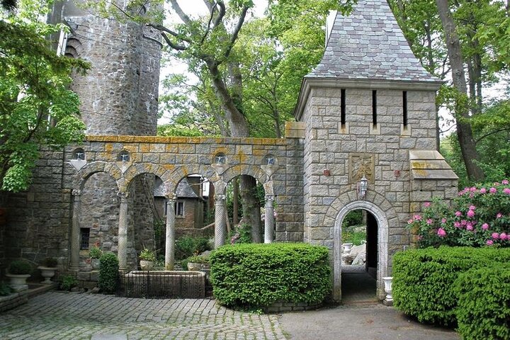 Small Group Day Trip to Salem and Hammond Castle from Boston
