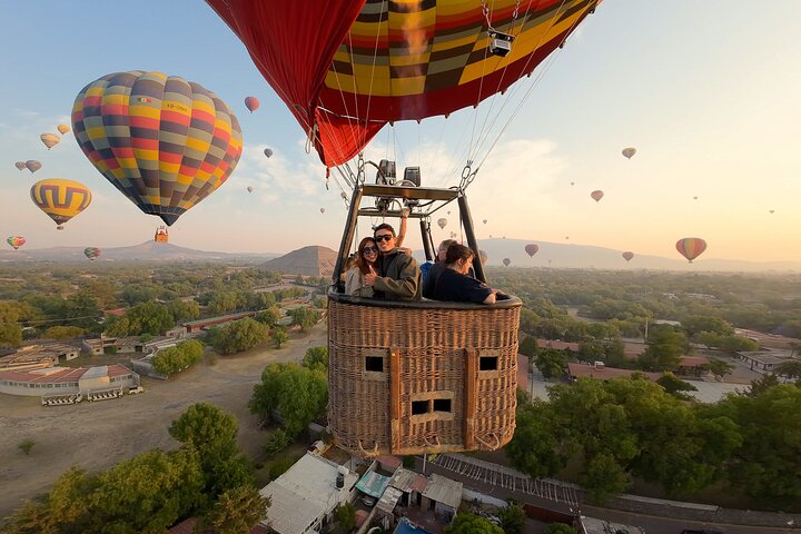 Hot Air Balloon Flight Teotihuacan + Pickup + Breakfast Cave