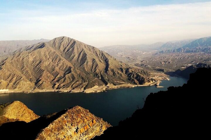 Panoramic Trekking to the Black Edge