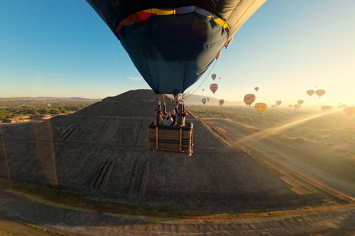 Hot Air Balloon Flight Teotihuacan + Pickup + Breakfast Cave