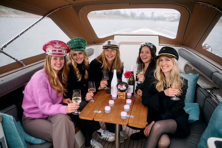 Boat trip Heidelberg Private boat with captain 1.5h to 12 guests