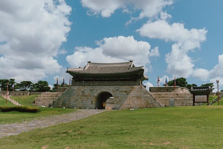 Suwon: Hwaseong Fortress/Folk Village/Starfield Library Tour