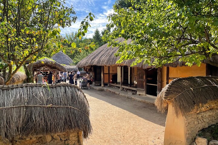 Suwon: Hwaseong Fortress/Folk Village/Starfield Library Tour