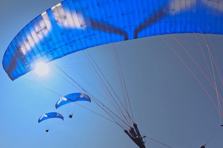 Tandem paragliding in the Stubai Valley near Innsbruck