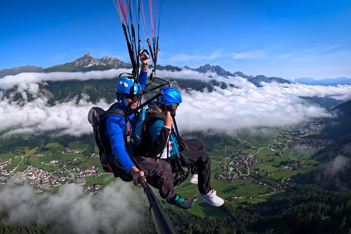 Tandem paragliding in the Stubai Valley near Innsbruck