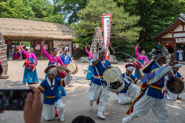 Suwon: Hwaseong Fortress/Folk Village/Starfield Library Tour