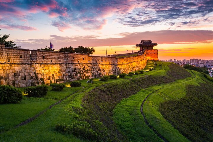 Suwon: Hwaseong Fortress/Folk Village/Starfield Library Tour