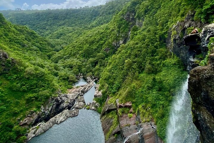 Hiking 7 Waterfalls Experience in Mauritius with Lunch