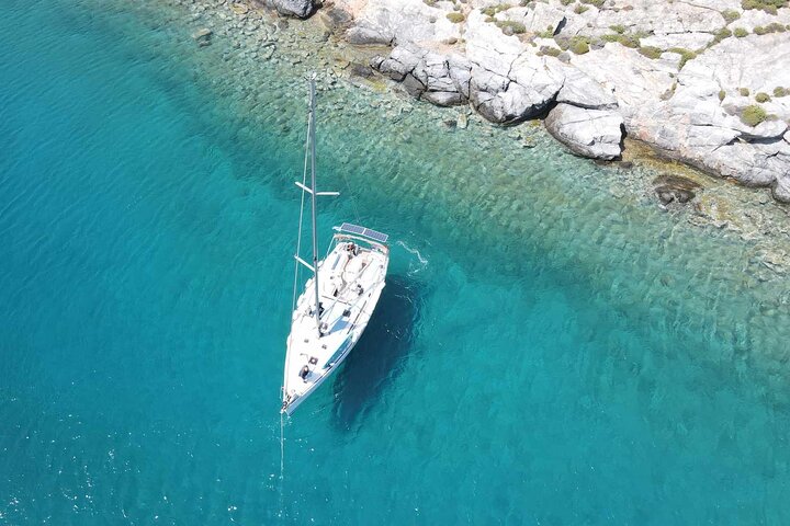 Daily cruises to Dia Island with All -Inclusive Meal and drinks