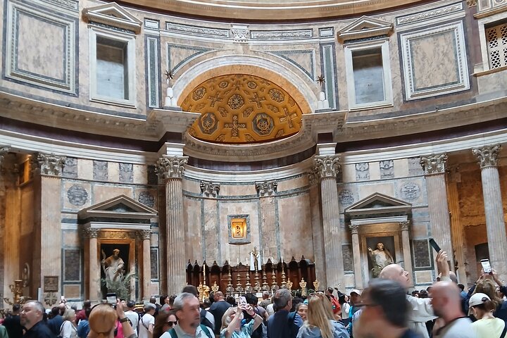 Skip the line with exclusive entrance to the Pantheon