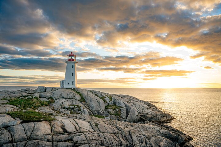 Peggy's Cove, Lunenburg and Titanic Cemetery Full Day Tour
