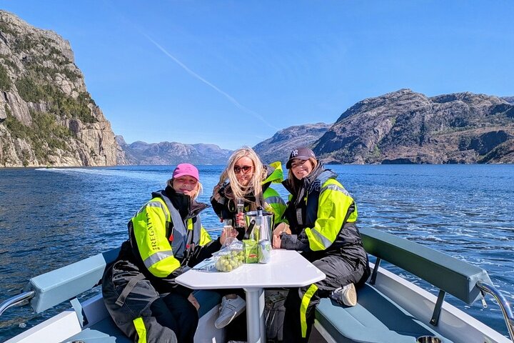 Stavanger: Guided Lysefjord Safari on Speedboat