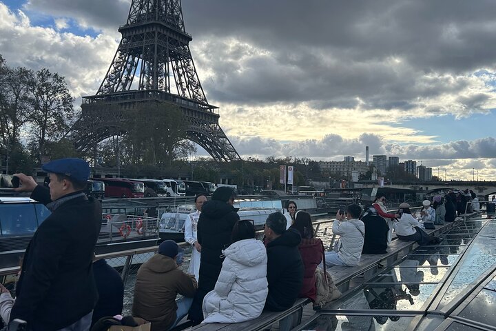 Paris Seine River Sightseeing Cruise with Commentary by Bateaux Parisiens