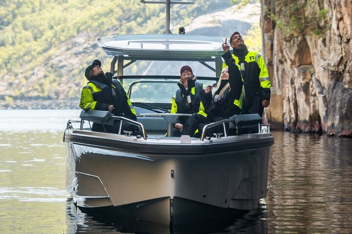 Stavanger: Guided Lysefjord Safari on Speedboat