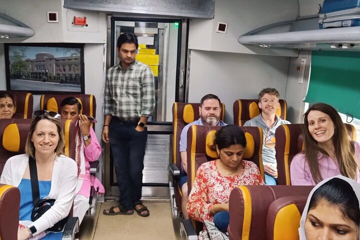 Delhi to Agra and Taj Mahal Private Day Trip by Express Train with Lunch