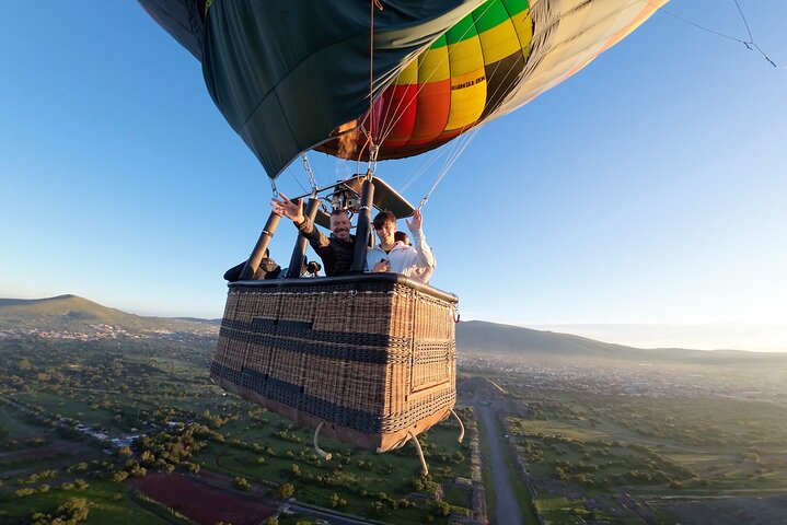 Hot Air Balloon Flight Teotihuacan + Pickup + Breakfast Cave