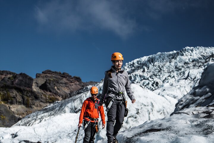 Skaftafell: 4h Small Group Glacier Hike with Guide and Transfer