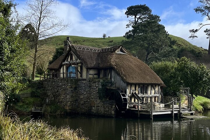 2 Day Hobbiton Waitomo Caves Raglan Private Tour from Hamilton