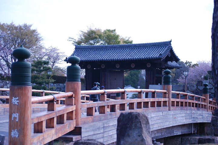 Explore Himeji Castle a Guided Walking Tour
