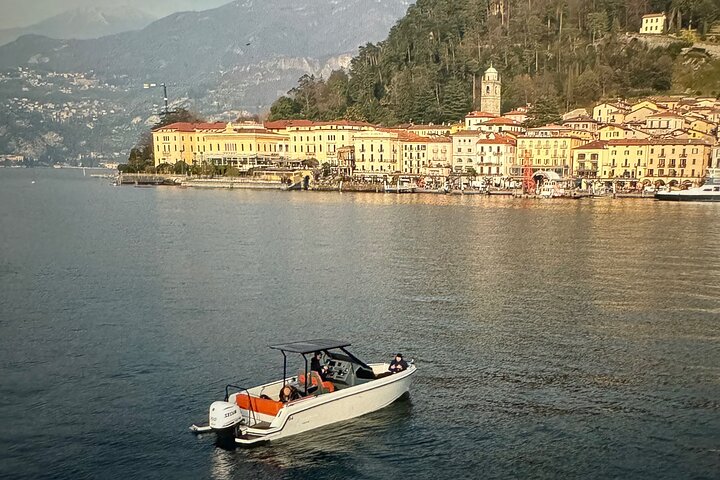 4-hour shared boat tour with landing in Bellagio and Varenna