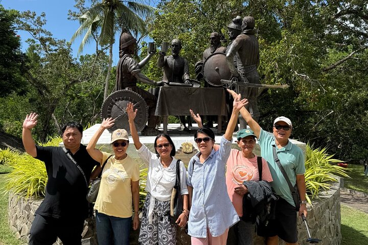 Chocolate Hills and Tarsier Day Tour in Bohol
