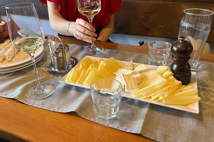 Vienna : Vienna Forest Tour with Underground Lake and Wine Tasting